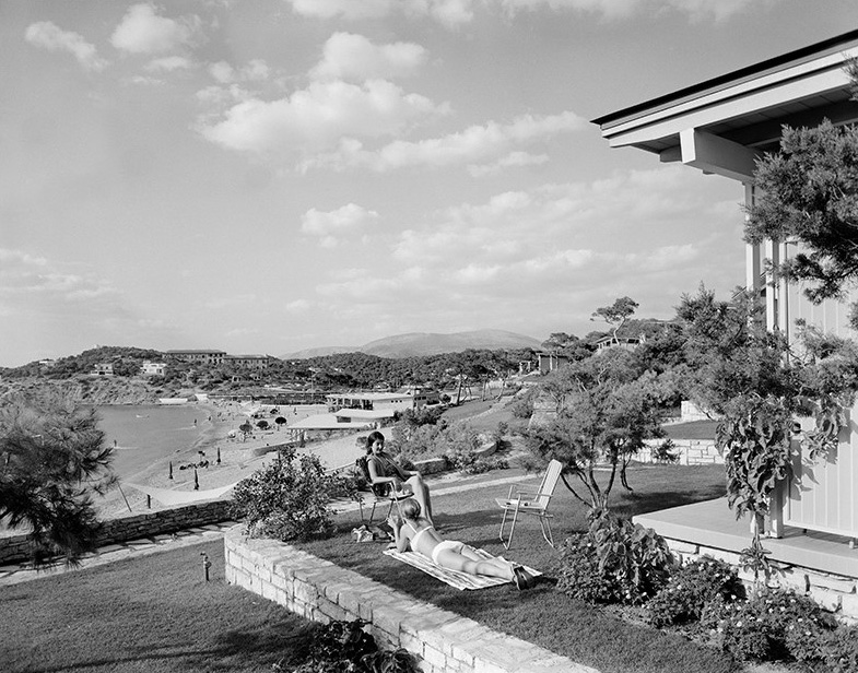 A veranda, a view and a motorway. Revisiting post-war touristic architectures in the Mediterranean, Act II
