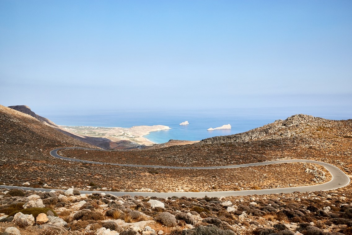 A veranda, a view and a motorway. Revisiting post-war touristic architectures in the Mediterranean
